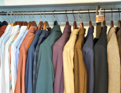 ハンガーにかかった洋服の写真
