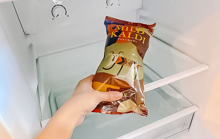 豆を冷蔵庫に入れる写真