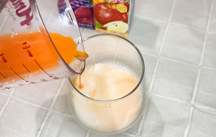 牛乳と野菜ジュースの写真