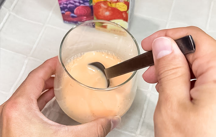 牛乳と野菜ジュースの写真