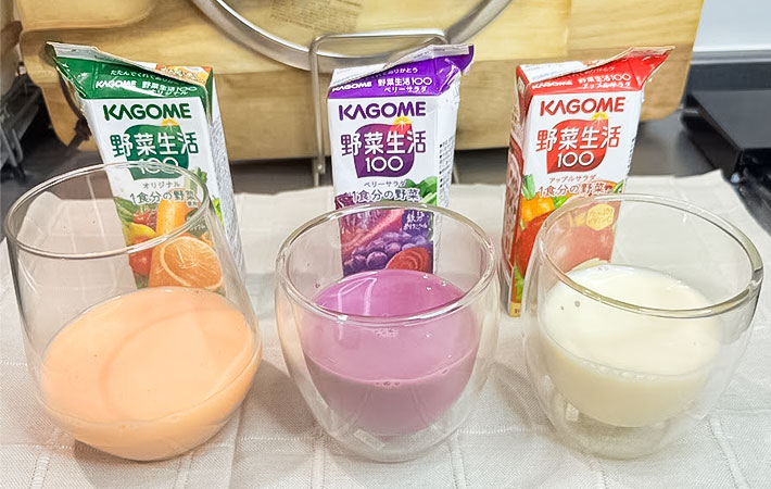 牛乳と野菜ジュースの写真
