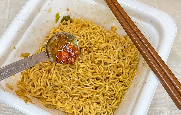 ラー油と『カップ焼きそば』の写真