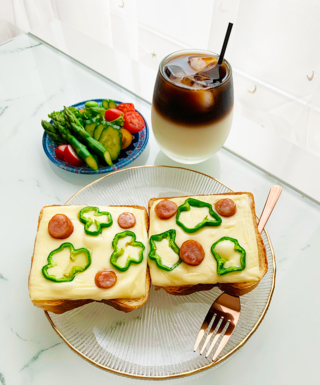 ピザトーストのある朝食