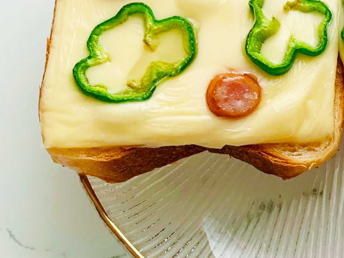 ピザトーストのある朝食