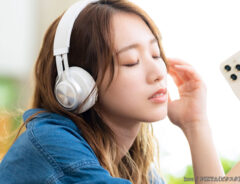 音楽を聴く女性の写真