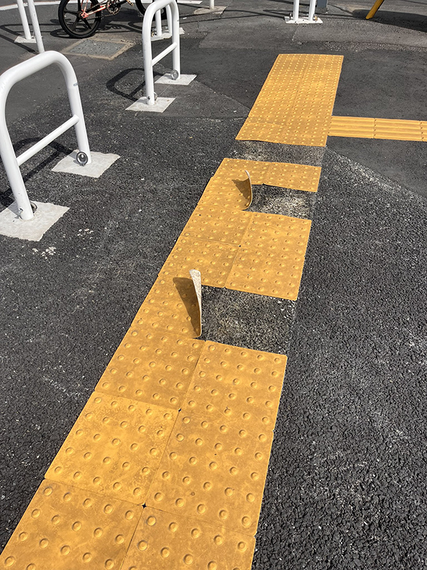 点字ブロックの写真