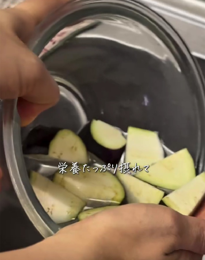 まゆ（healthy_sweets.mayu）さんが紹介した、ナスで作るドーナツ