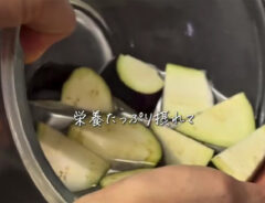 まゆ（healthy_sweets.mayu）さんが紹介した、ナスで作るドーナツ