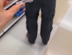 買い物をする女性の写真