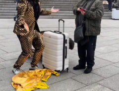 マジックをする男性の写真