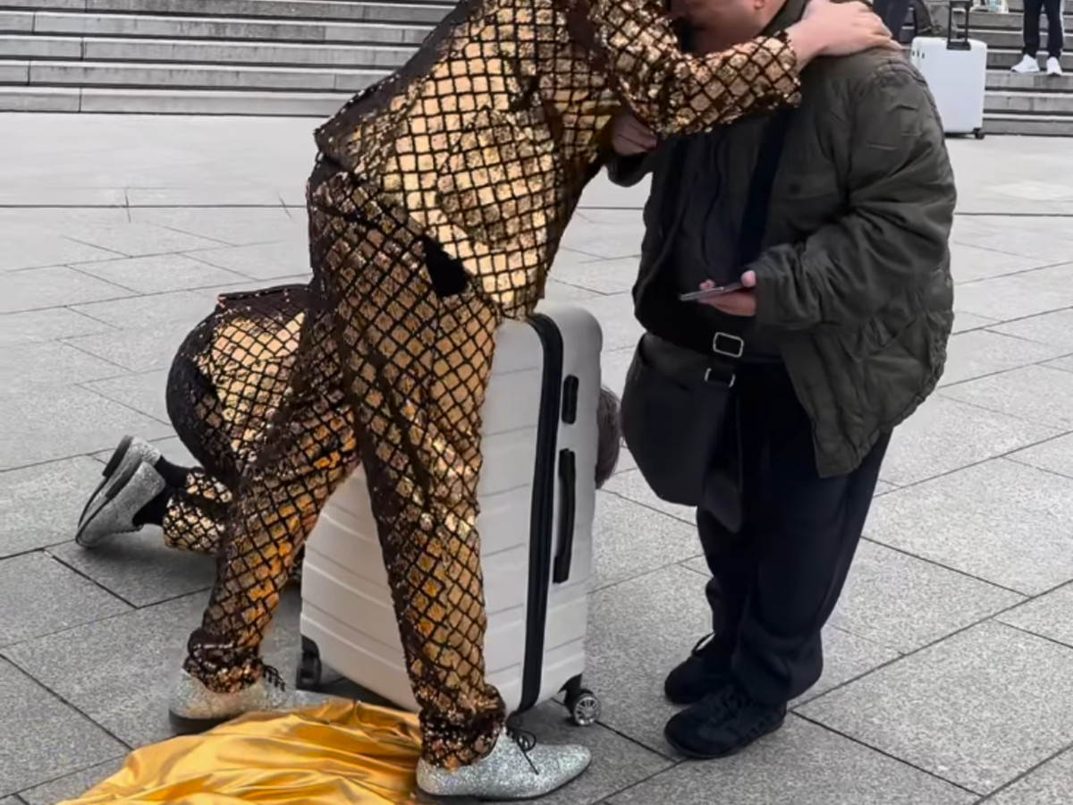 マジックをする男性の写真