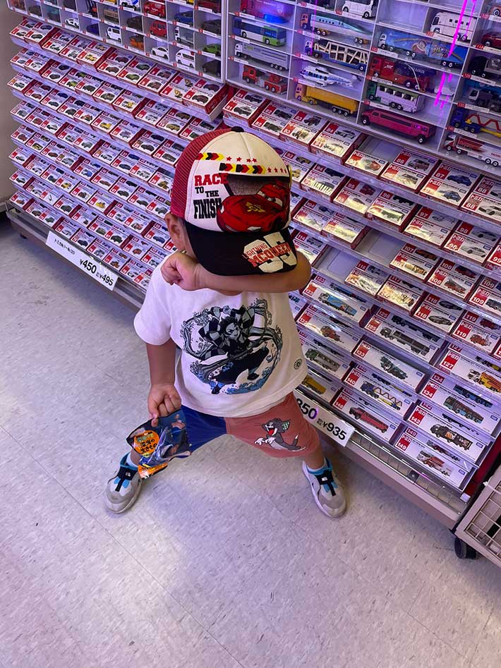 男泣きする３歳児