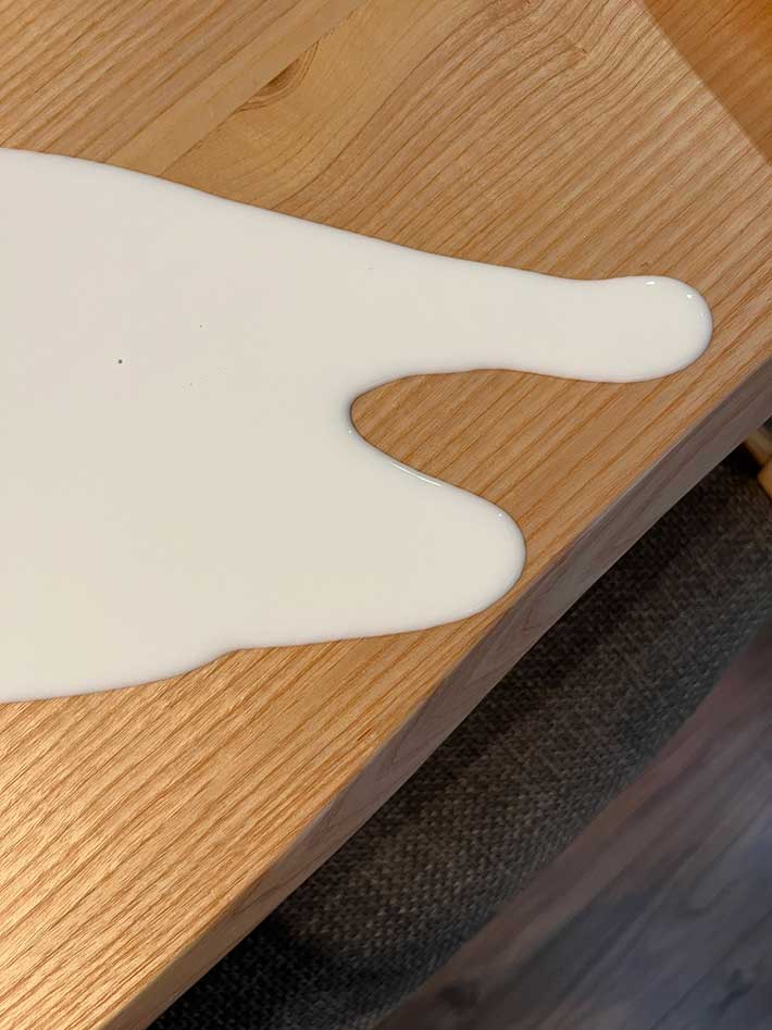 牛乳をこぼす