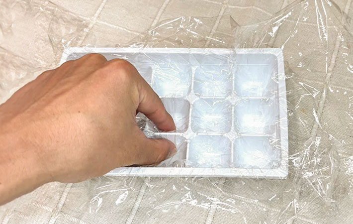 ラップと製氷皿の写真