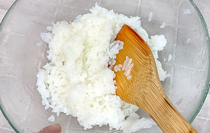 酢飯を作っている写真