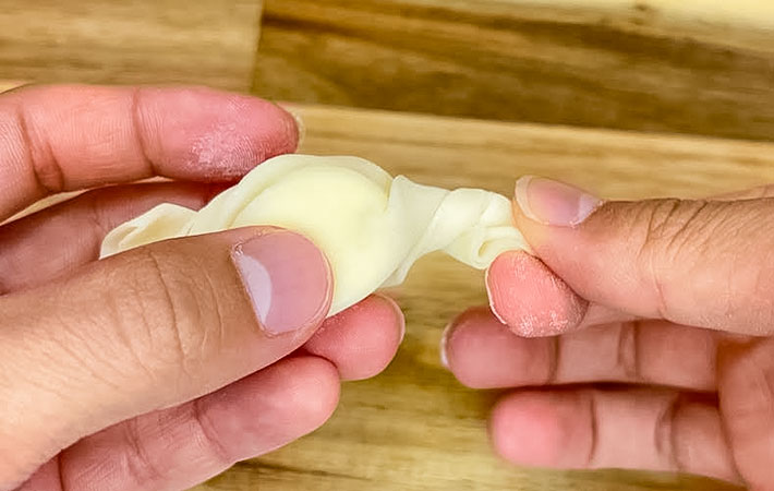 『揚げチーズキャンディ』を作る写真