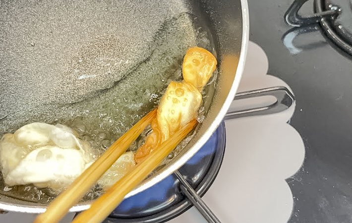 『揚げチーズキャンディ』を作る写真