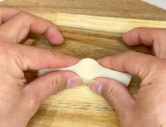 『揚げチーズキャンディ』を作る写真