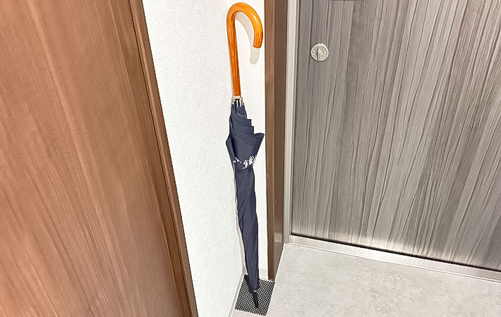 傘を立てかけている写真