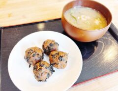 味噌玉と味噌汁の写真