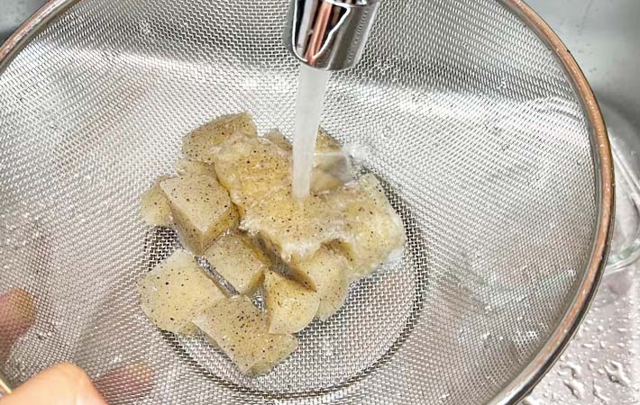 『こんにゃくサイコロステーキ』を作る写真
