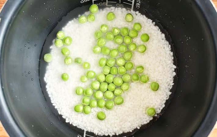 『グリンピースご飯』を作る写真