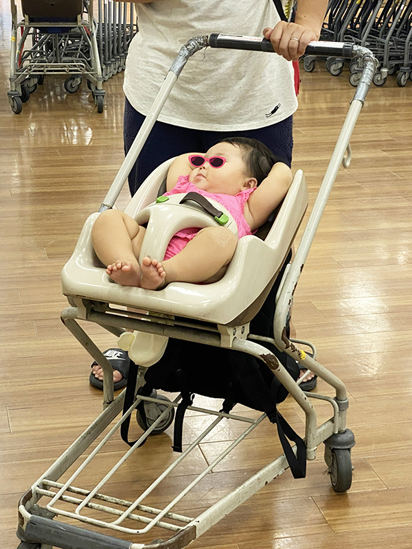 店内カートにのる赤ちゃんの写真