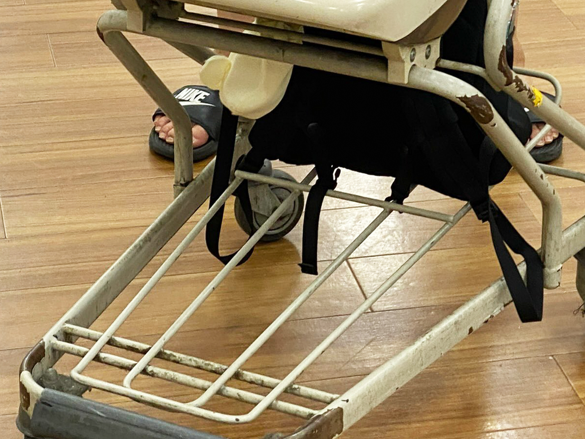 店内カートにのる赤ちゃんの写真