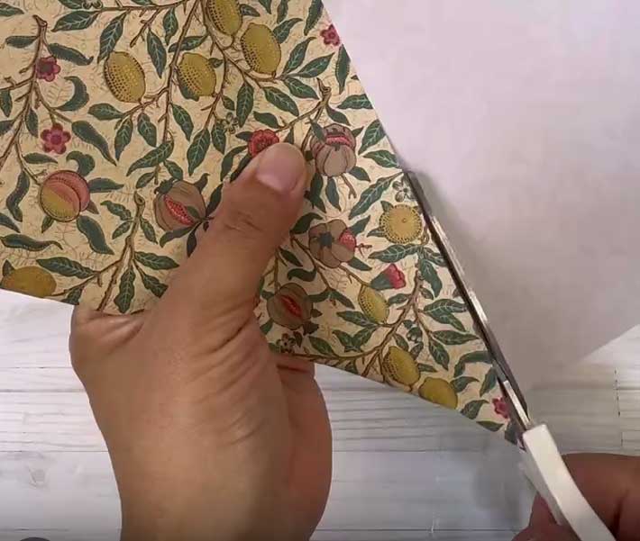 デザインペパーを正方形に切っていく