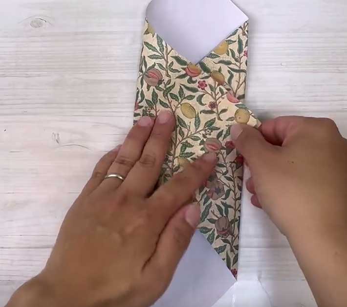プレゼントのサイズに合わせ、両端を折りこむ