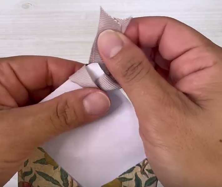 上部分に穴を開けて、リボンを通す