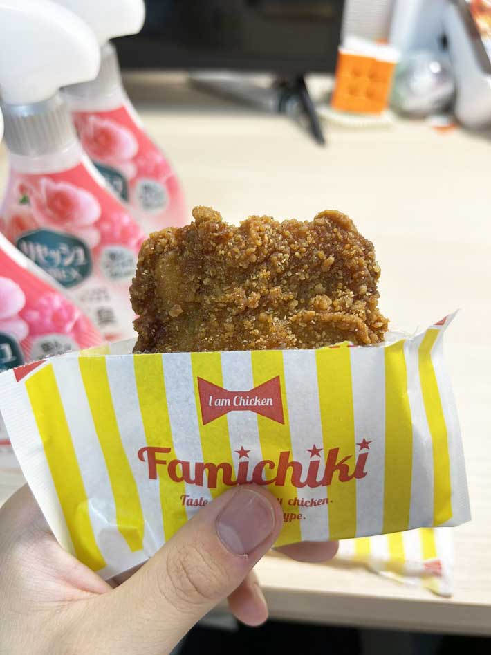 左奥に『リセッシュ』が写り込んだ『ファミチキ』の写真