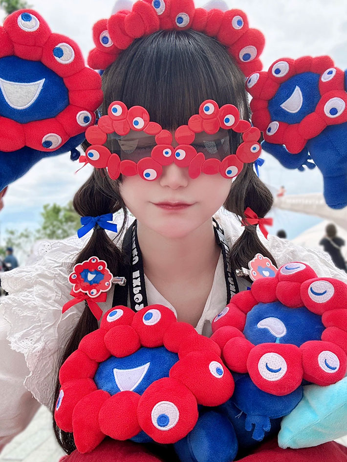 『大阪・関西万博』を楽しむ女性の写真