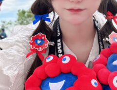 『大阪・関西万博』を楽しむ女性の写真