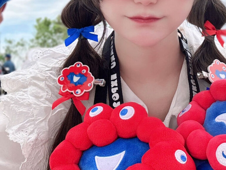 『大阪・関西万博』を楽しむ女性の写真