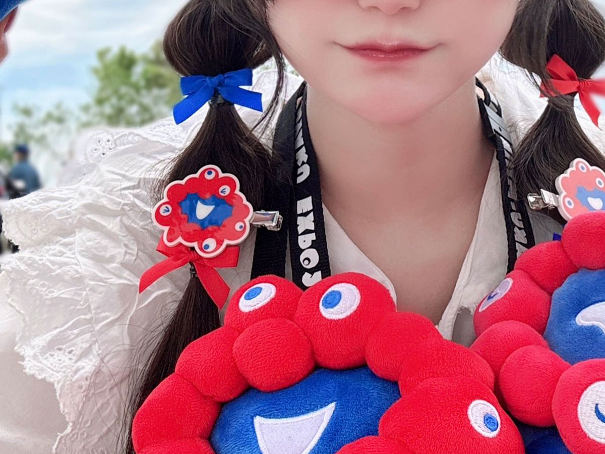 『大阪・関西万博』を楽しむ女性の写真