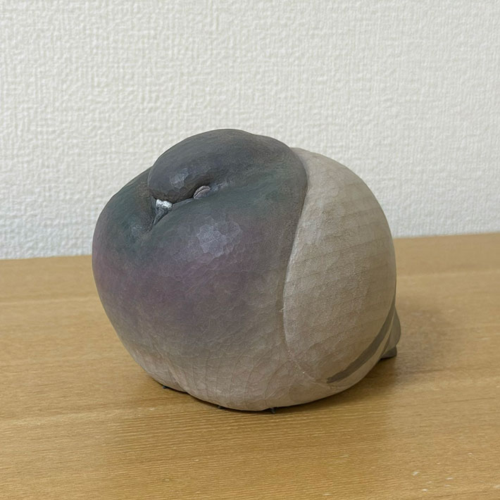 木彫りのハトの写真