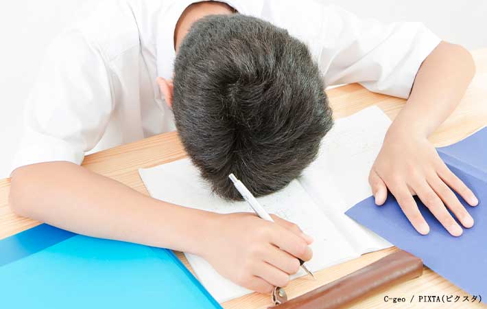 勉強する子供