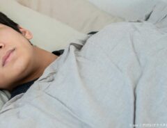 寝る男性