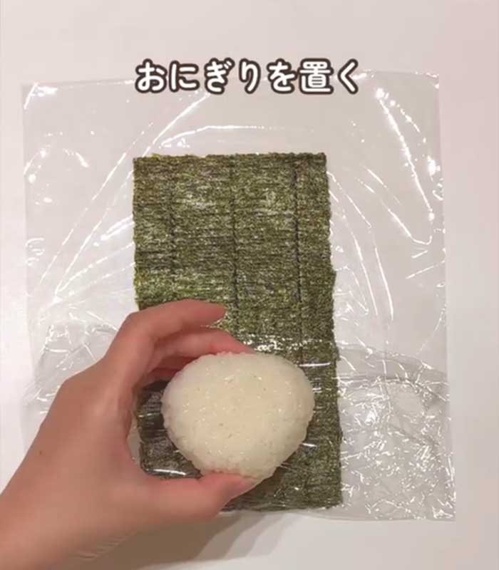 おにぎりをラップで包む