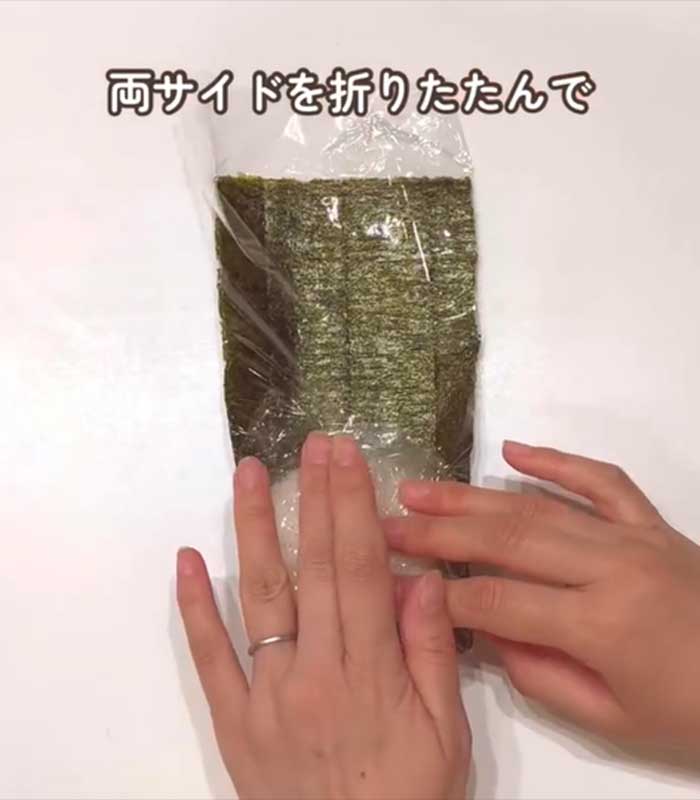 おにぎりをラップで包む