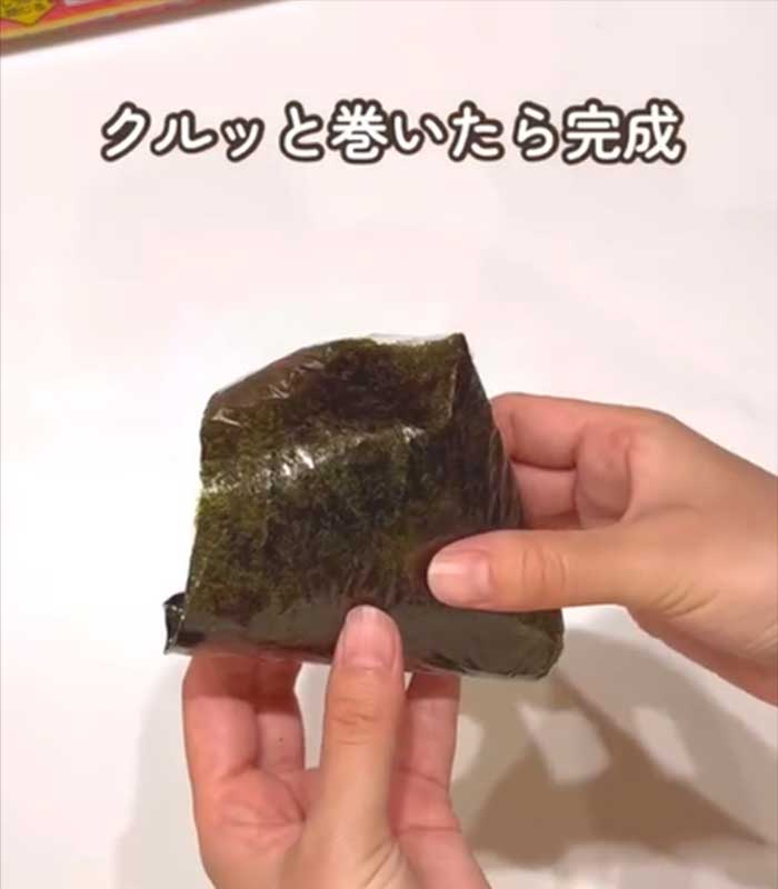 おにぎりをラップで包む