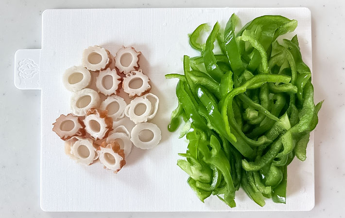 ちくわとピーマンの炒め物を作る写真