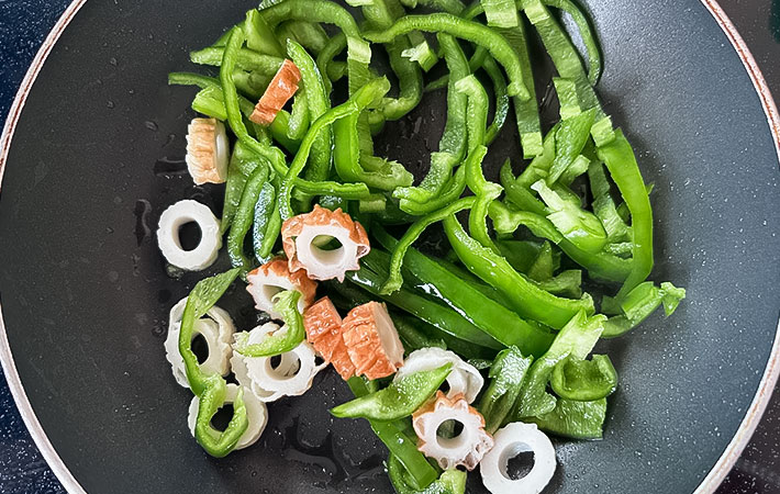 ちくわとピーマンの炒め物を作る写真