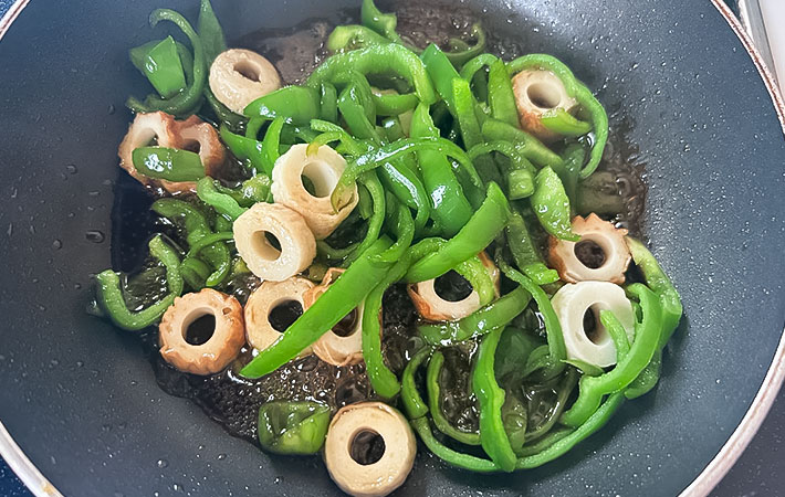 ちくわとピーマンの炒め物を作る写真