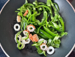 ちくわとピーマンの炒め物を作る写真