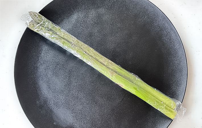 『アスパラ入り玉子焼き』を作る写真
