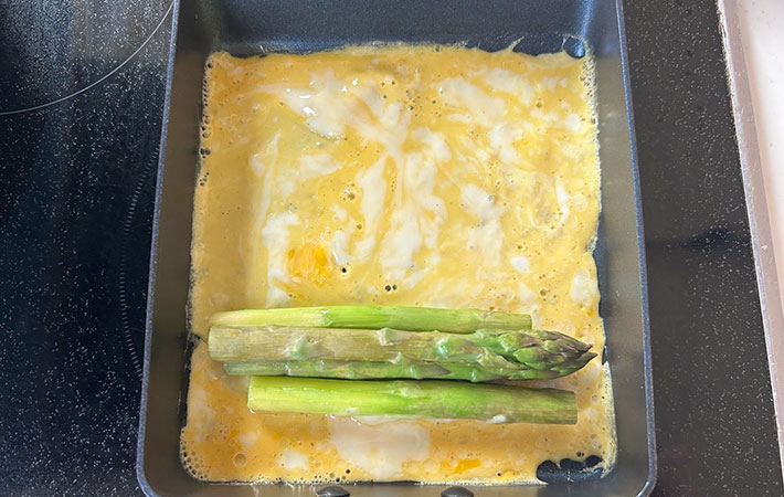 『アスパラ入り玉子焼き』を作る写真