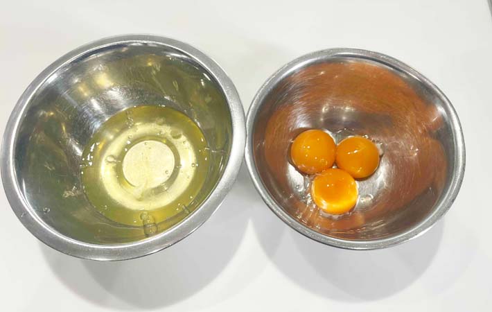 『目玉焼きみたいな卵焼き』を作る写真
