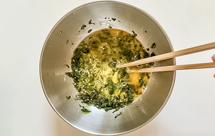 韓国のりの玉子焼きを作る写真